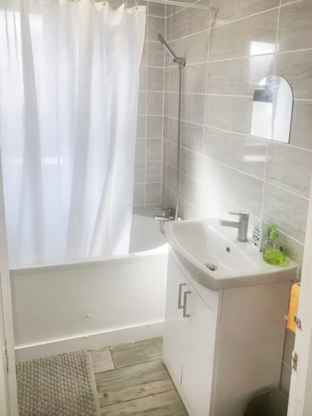 Spacious 2 Bed property  For Rent, Robin Crescent E6