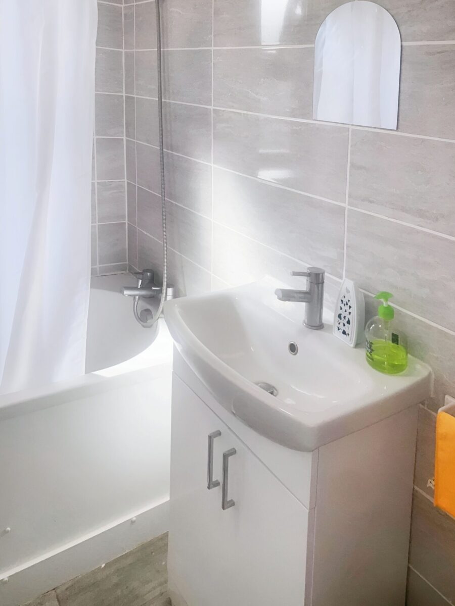 Spacious 2 Bed property  For Rent, Robin Crescent E6