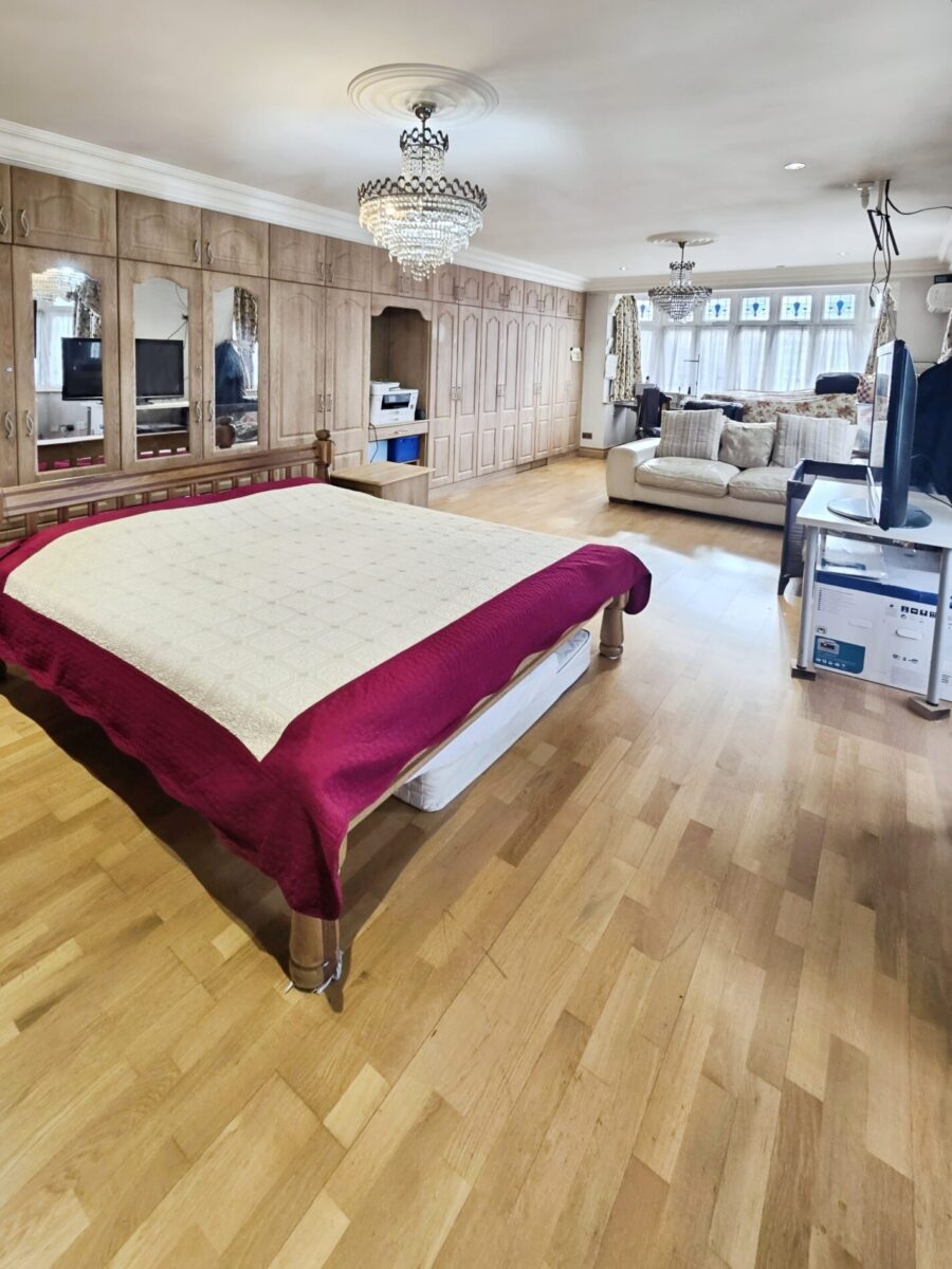 Six-Bedroom Residence on Stratton Drive IG11