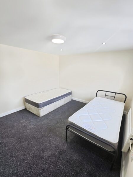 2-Bedroom Flat for Rent – Ilford, IG