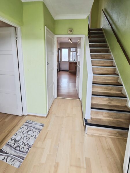 Massive 3 Bedroom House IG11