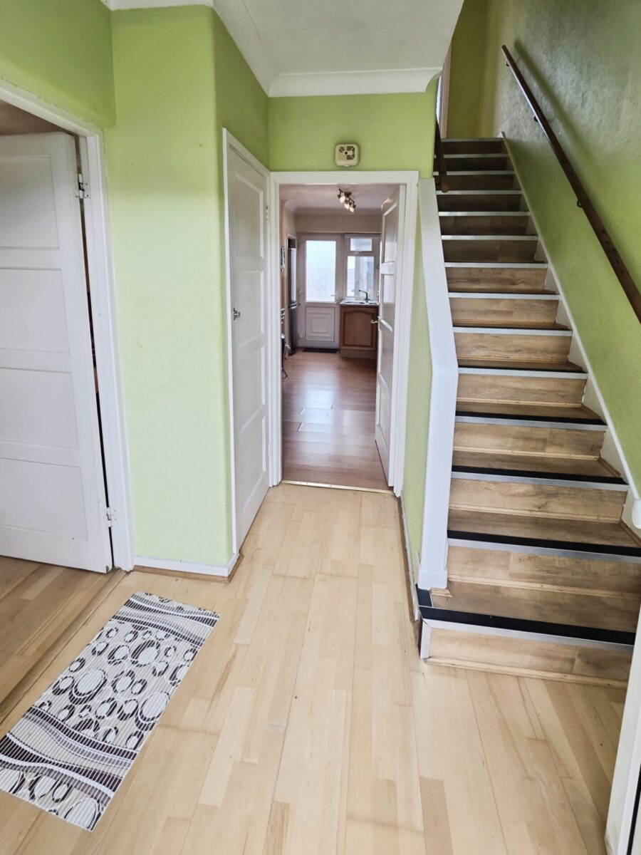Massive 3 Bedroom House IG11