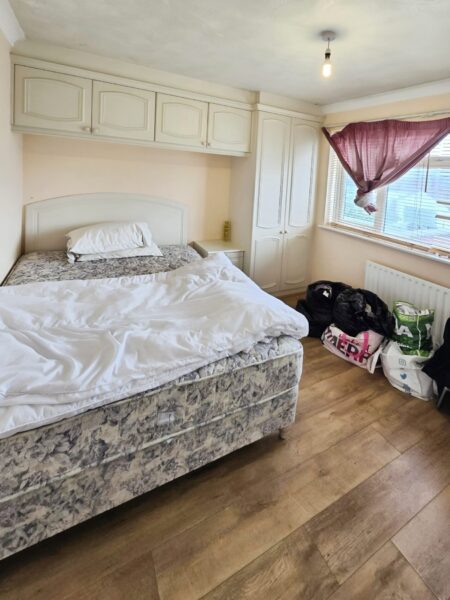 Massive 3 Bedroom House IG11