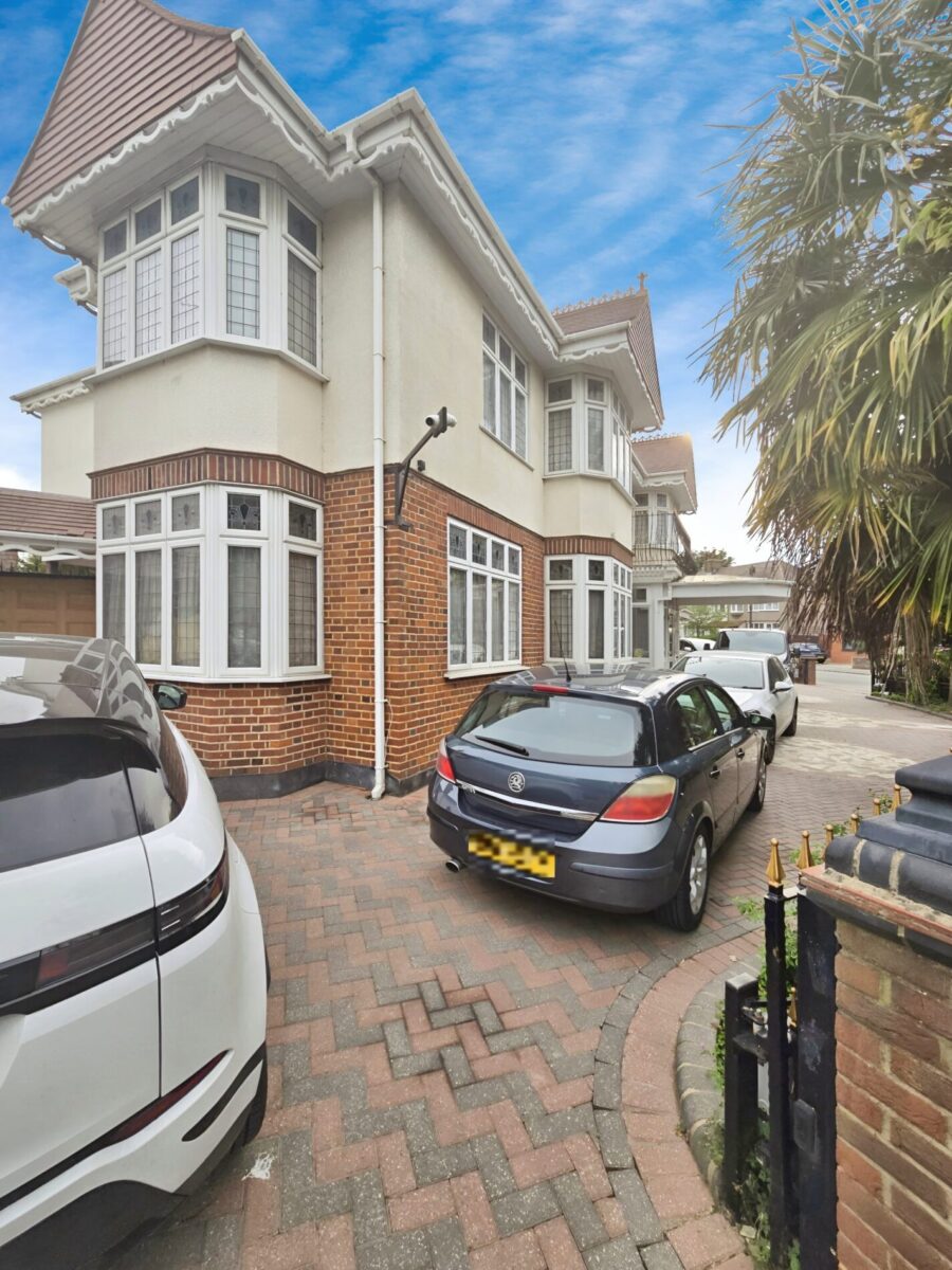 Six-Bedroom Residence on Stratton Drive IG11
