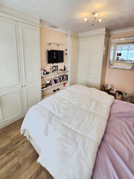 Massive 3 Bedroom House IG11