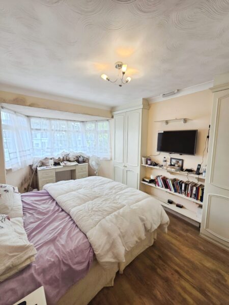 Massive 3 Bedroom House IG11