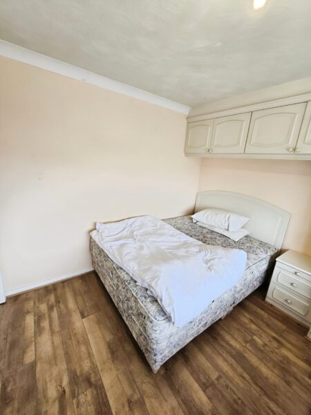 Massive 3 Bedroom House IG11