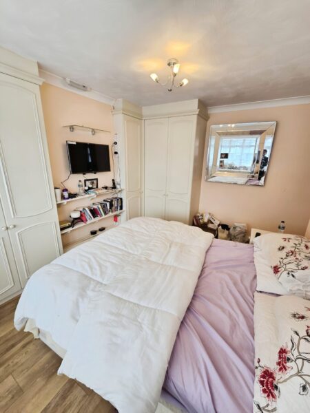 Massive 3 Bedroom House IG11