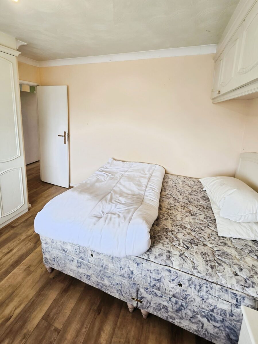 Massive 3 Bedroom House IG11