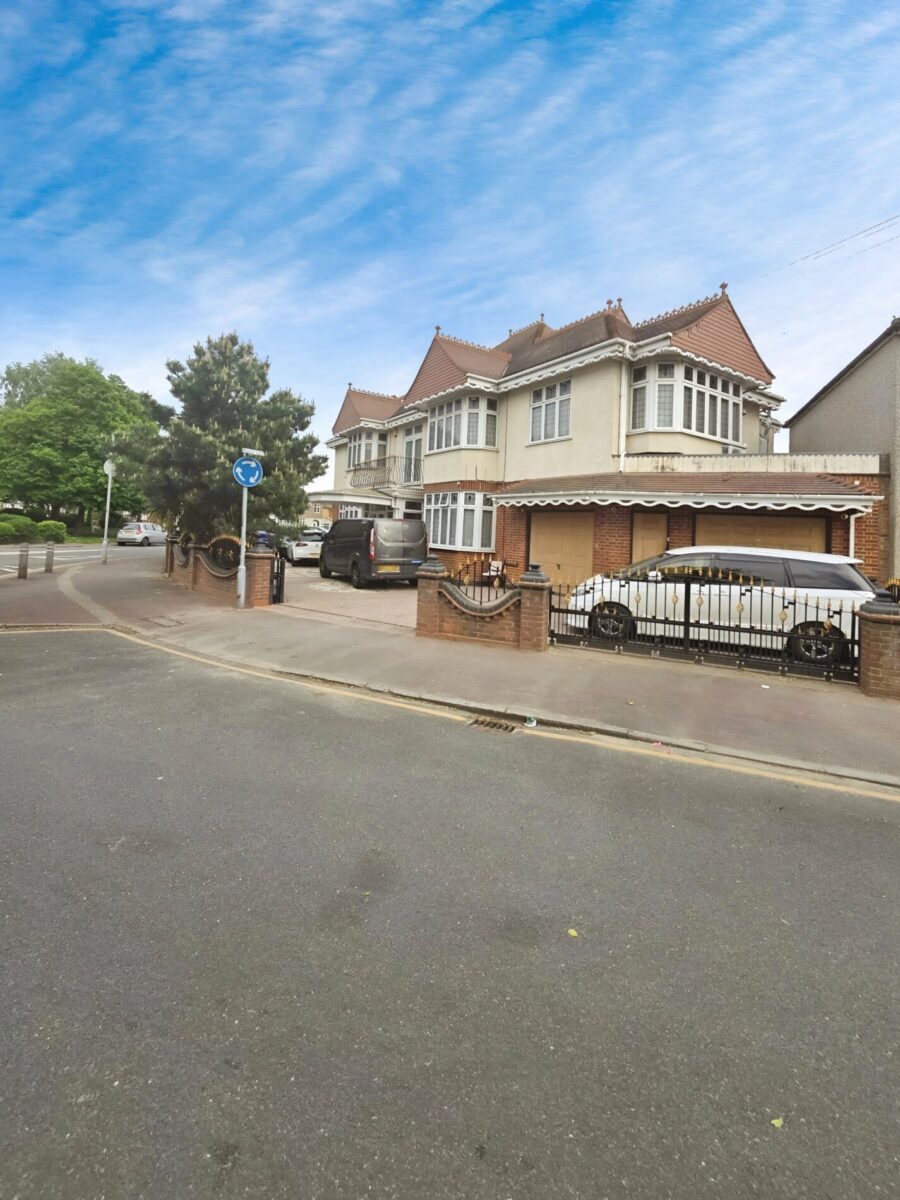 Six-Bedroom Residence on Stratton Drive IG11