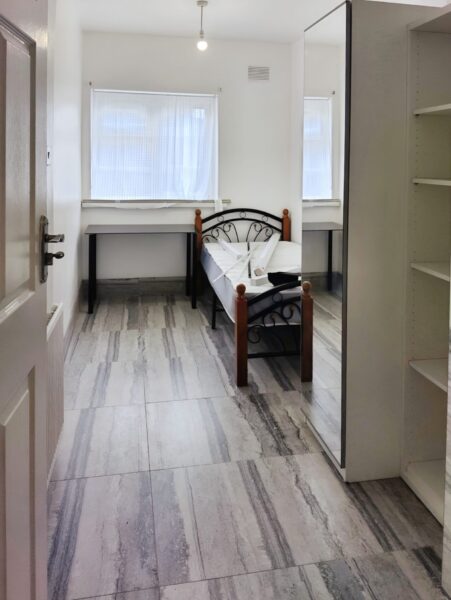 Four-Bedroom Flat  for Rent, Ilford IG1
