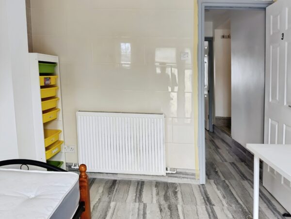 Four-Bedroom Flat  for Rent, Ilford IG1