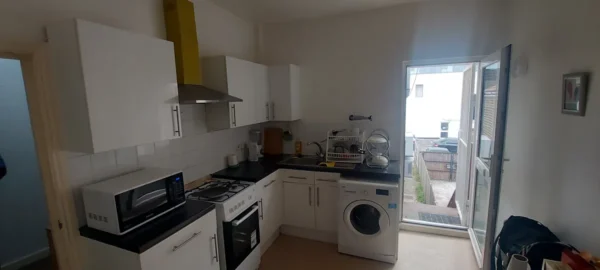 Butcher Shop with 2-Bedroom Flat, IG11