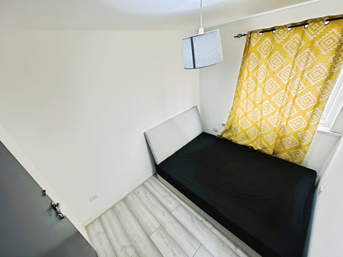 2 Bed Flat For Sale, IG11