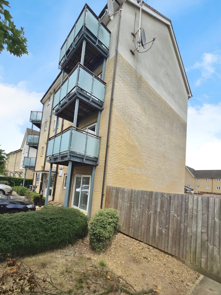 One-bedroom flat For Sale, Ilford, IG3
