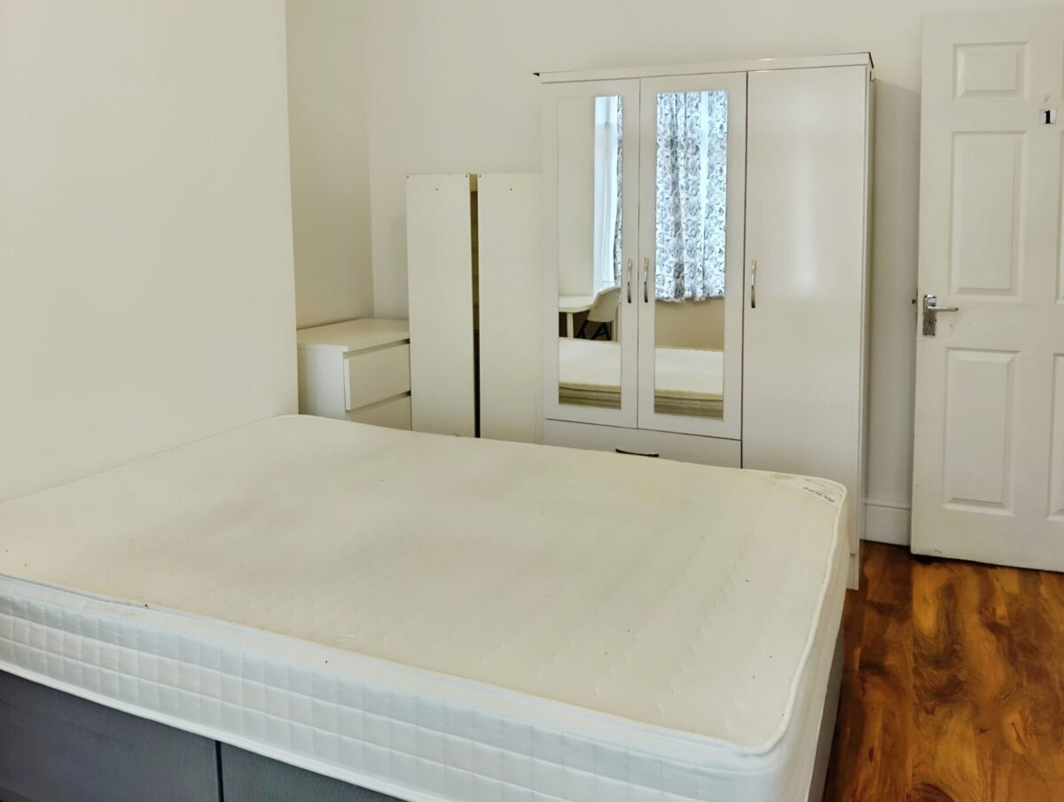 Four-Bedroom Flat  for Rent, Ilford IG1