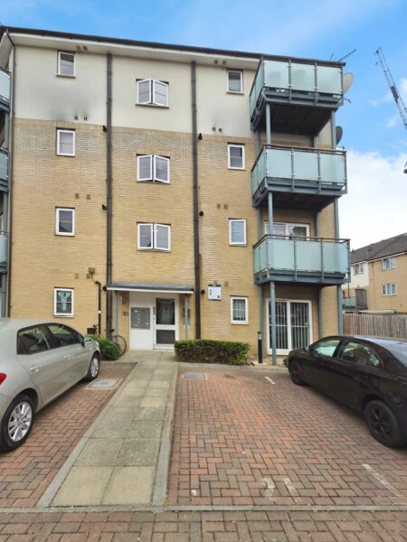 One-bedroom flat For Sale, Ilford, IG3