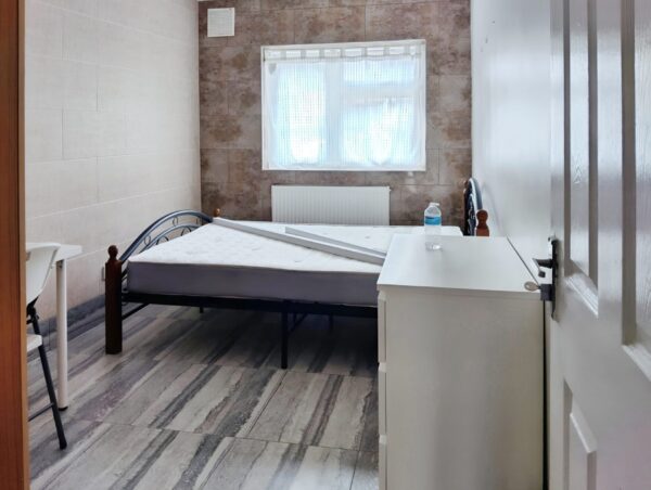 Four-Bedroom Flat  for Rent, Ilford IG1
