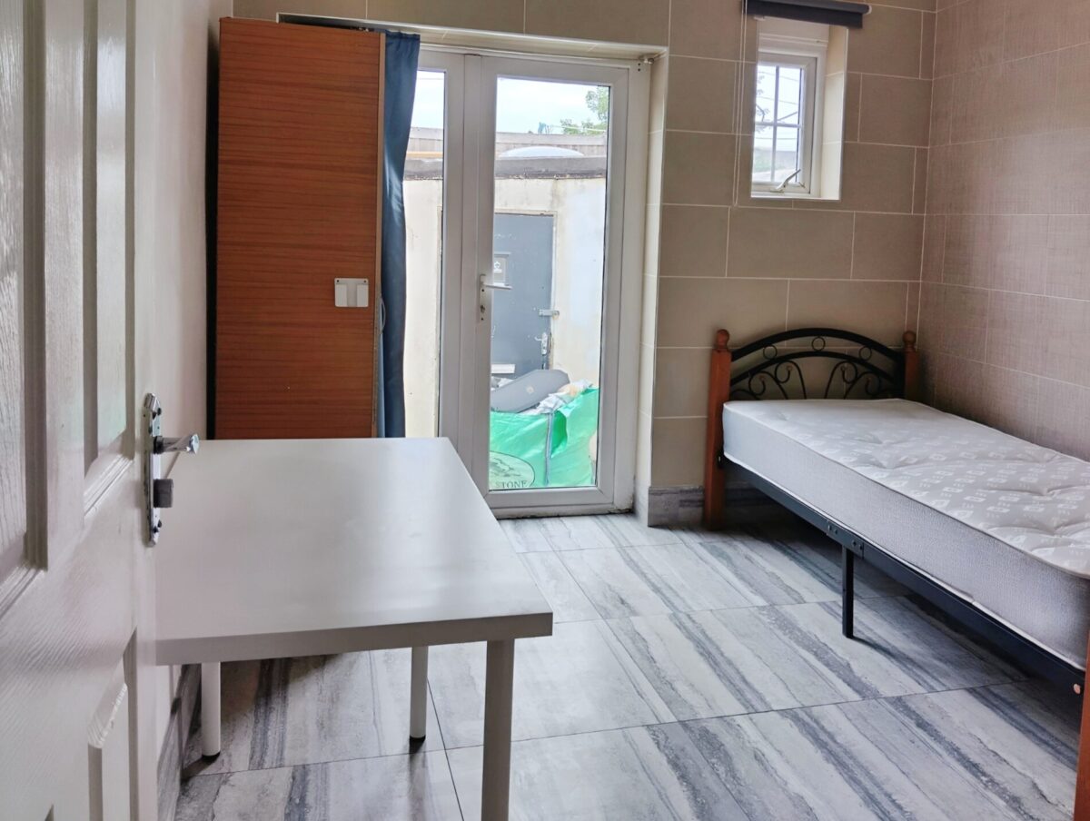 Four-Bedroom Flat  for Rent, Ilford IG1