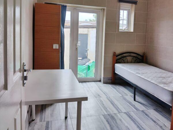 Four-Bedroom Flat  for Rent, Ilford IG1