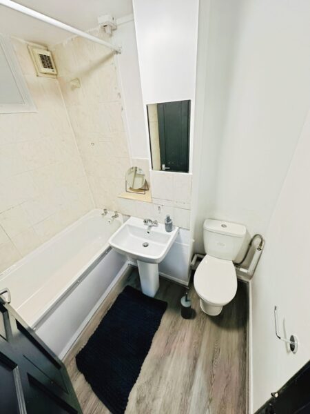 2 Bed Flat For Sale, IG11