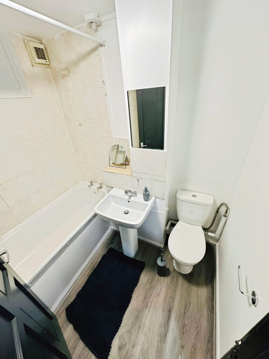 2 Bed Flat For Sale, IG11
