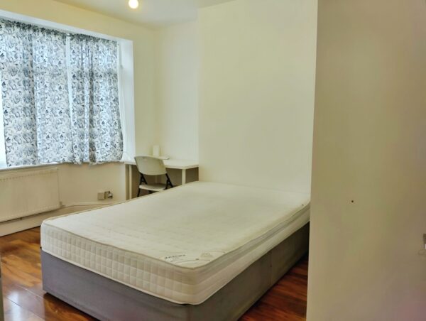 Four-Bedroom Flat  for Rent, Ilford IG1