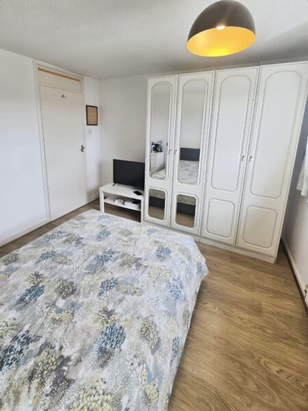2-Bedroom Maisonette For Sale, IG7