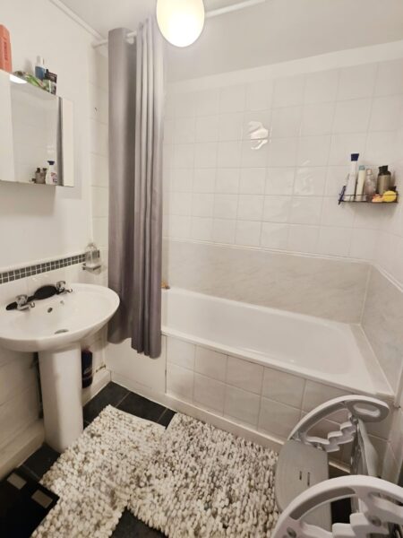 2-Bedroom Maisonette For Sale, IG7