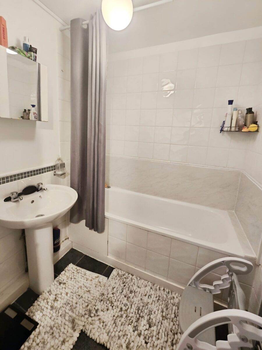 2-Bedroom Maisonette For Sale, IG7