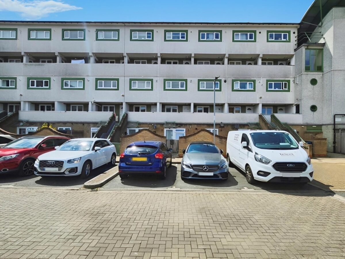 2-Bedroom Maisonette For Sale, IG7