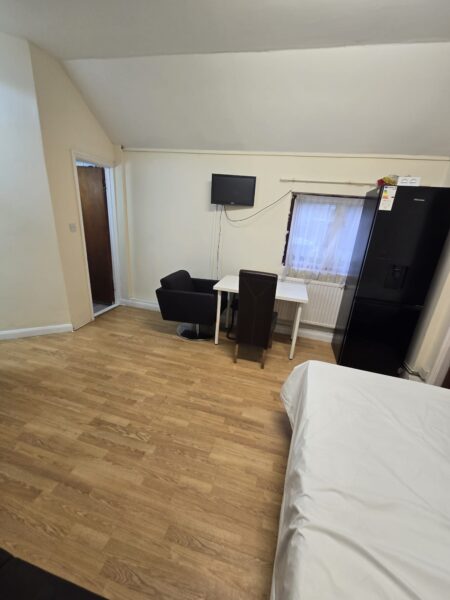 Massive Flat with Bills £1650, IG11