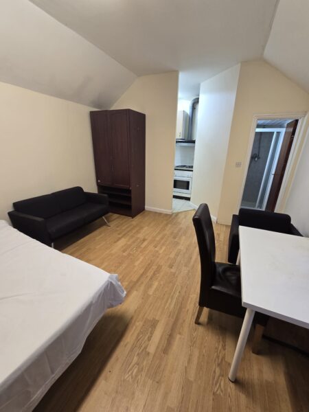 Massive Flat with Bills £1650, IG11