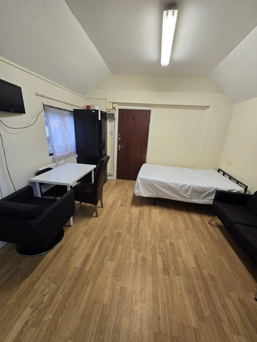 Massive Flat with Bills £1650, IG11