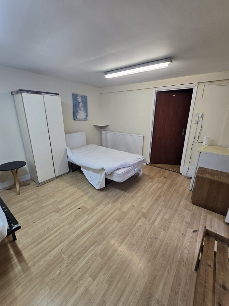 Massive Flat with Bills £1650, IG11