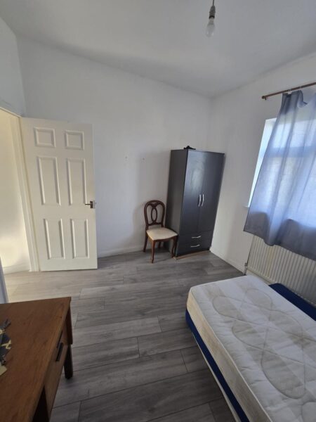 2 Bed House To Let, IG1