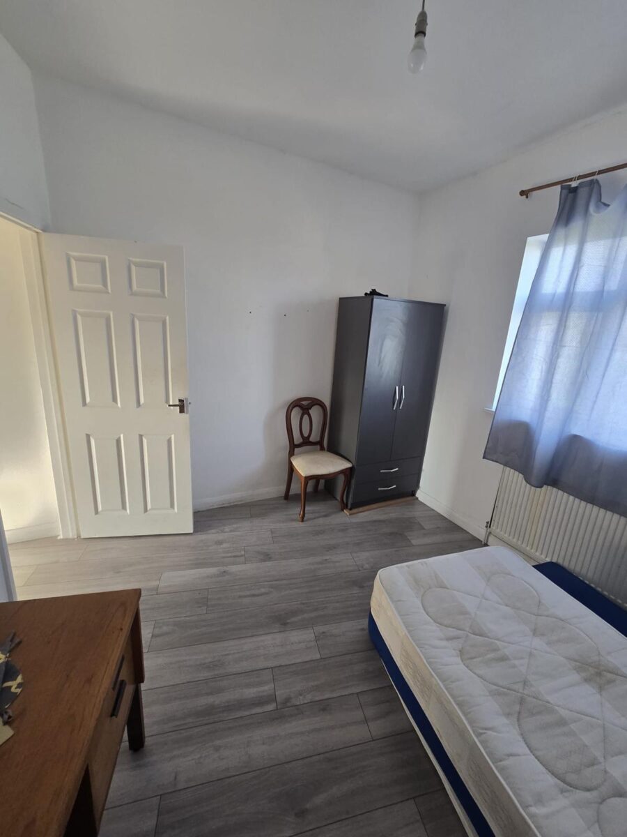 2 Bed House To Let, IG1