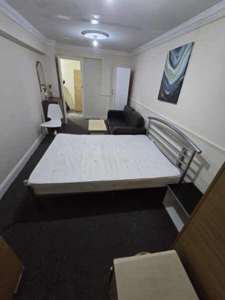 Multiple En-Suite Rooms Available in Shared House