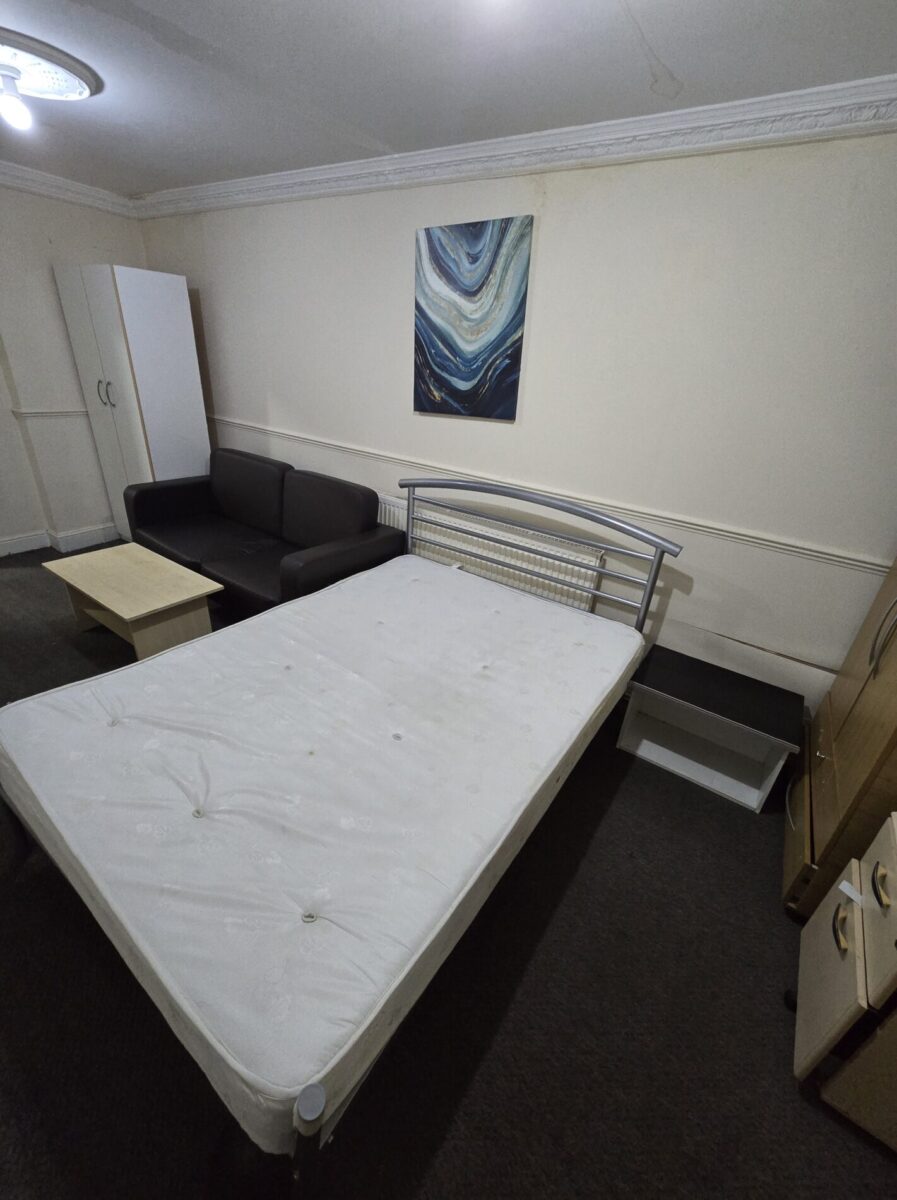 Multiple En-Suite Rooms Available in Shared House