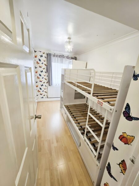 3 Bedroom Flat in IG11 £2300