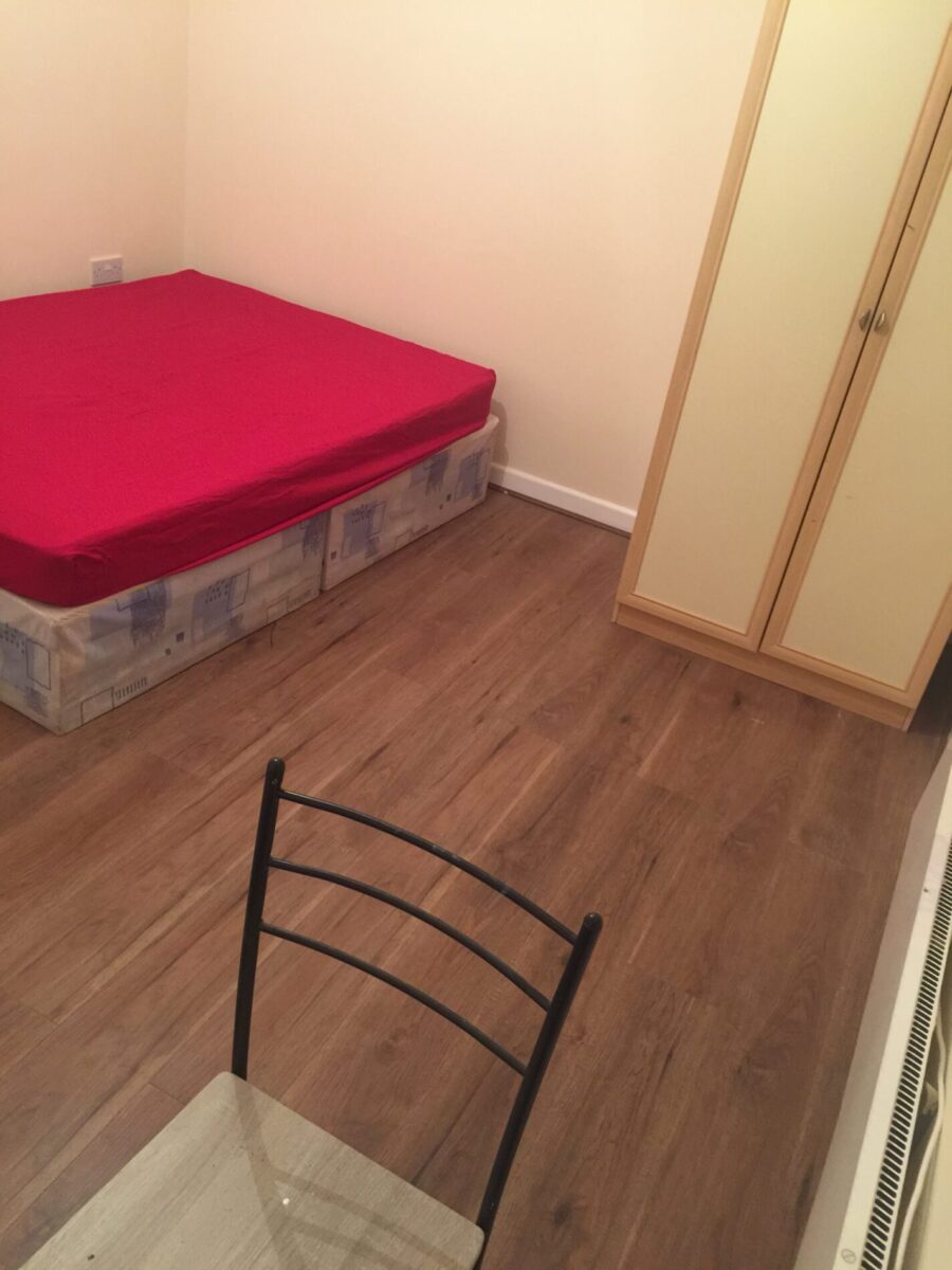 3 Bedroom with Bathroom and Kitchen to share with   Bills £2300