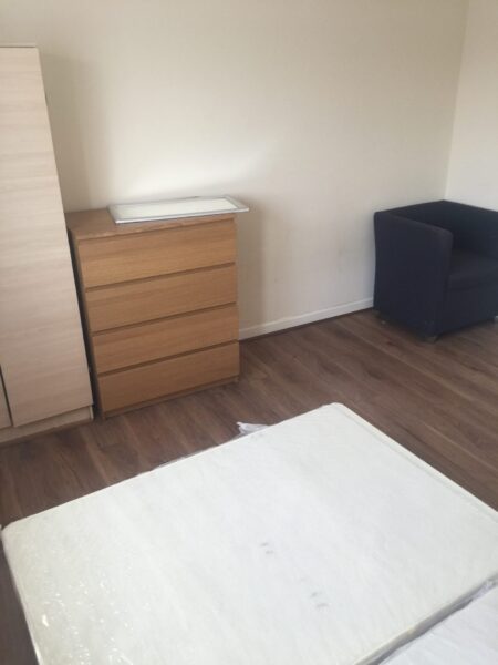 3 Bedroom with Bathroom and Kitchen to share with   Bills £2300