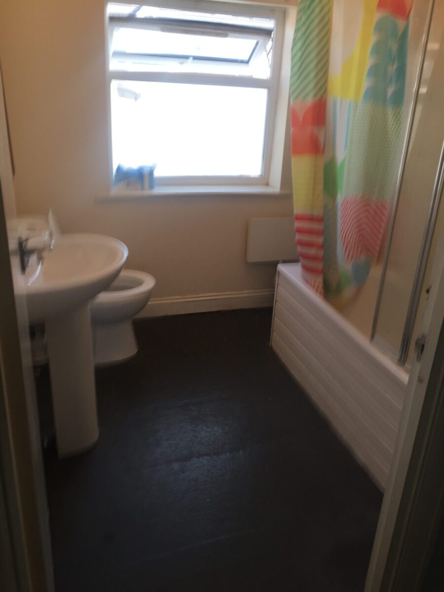 3 Bedroom with Bathroom and Kitchen to share with   Bills £2300