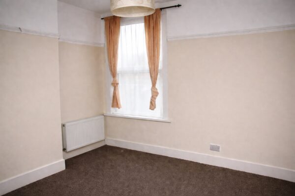 5 Bed Semi Detatched House For Sale E12