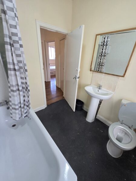 3 Bedroom with Bathroom and Kitchen to share with  Bills £2000