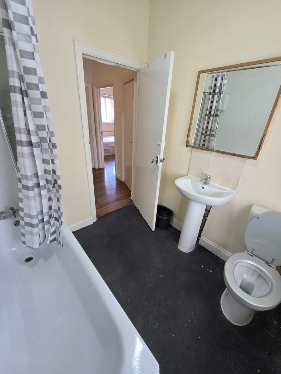 3 Bedroom with Bathroom and Kitchen to share with  Bills £2000
