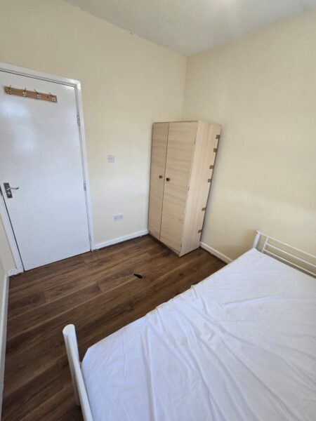 3 Bedroom with Bathroom and Kitchen to share with  Bills £2000
