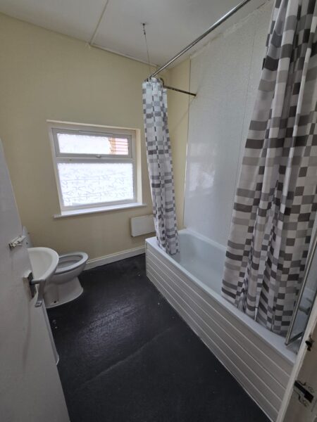 3 Bedroom with Bathroom and Kitchen to share with  Bills £2000