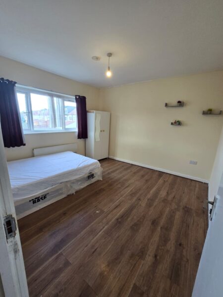 3 Bedroom with Bathroom and Kitchen to share with  Bills £2000