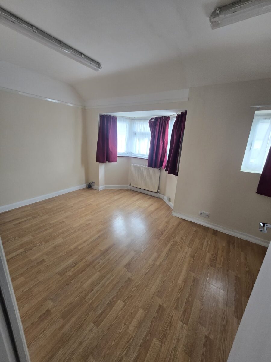 Spacious 3-Bedroom Family Home, IG11